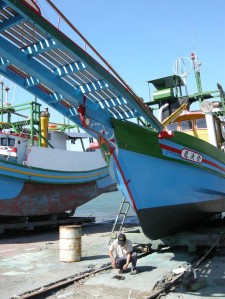 漁船完成附著生物清除及船身重新上漆