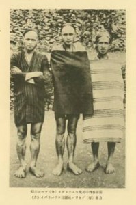 賽德克巴萊的男主角，莫那魯道。出自「日治時期的台灣圖像」-「理蕃紀錄」，原標題為「霧社事件的首謀莫那魯道（中）馬赫坡的權勢者（右）布卡山社頭目塔那帕拉霸（左）」