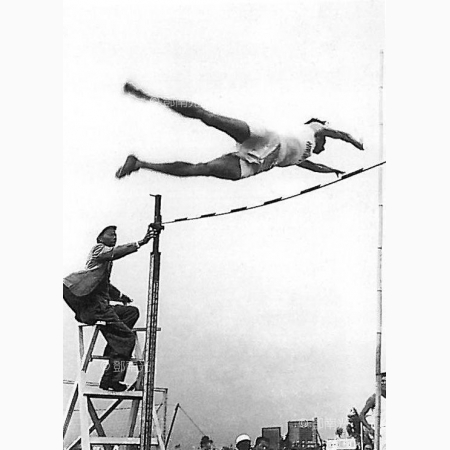 台北省運中的撐竿跳比賽．台北市台灣大學（1949）鄧南光攝