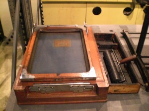 圖1-謄寫版下方的抽屜可放置工具,典藏單位國立科學工藝博物館
