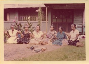 帛琉婦女演唱女子坐姿祭禮舞蹈(dengholk ngloik)，前方則為山口修教授的錄音器材