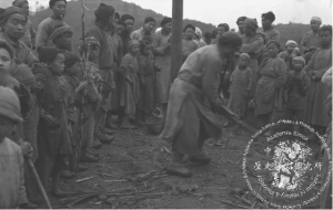圖二 攝於1943年四川敘永地區的踩山節與蘆笙舞