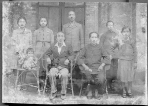  蕭鸞飛（中）當日本兵之前剛剃頭的樣子，立左一妻子，左二妹妹，右姑姑，坐者左一女兒玉貞，左二父親，左三母親，立右一是買來的妹妹
