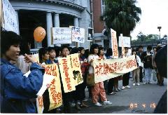 1987年，聯合32個婦女、原住民、人權、教會團體，發動「抗議販賣人口─關懷雛妓」活動