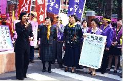 1999年，舉辦「39女人前進立法院」立法造勢活動，催生男女工作平等法