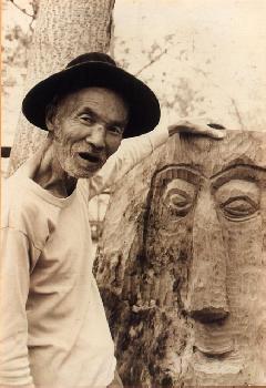 林淵先生與其木雕作品的合照