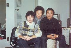 1981年與日本國寶北島三郎合照。左起洪榮宏、洪一峰、北島三郎。