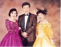 1994年，巨石唱片宣傳劇照-左起紀露霞、洪一峰、鍾瑛。