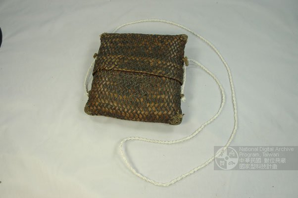 數位化物件以往名稱：籐袋<br>文物名稱：籐袋<br>英文名稱：rattan bag<br>族語名稱：kakaow