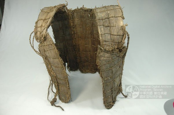數位化物件以往名稱：椰鬚背心<br>文物名稱：戰甲<br>英文名稱：armor made of coconut leaf<br>族語名稱：asot