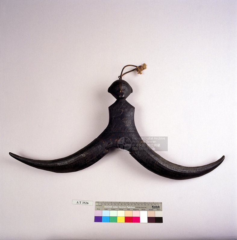 Ʀƪk]ϨJH^<br>^W١GStatuette carved in the shape of a magamaog with legs made of goat horns